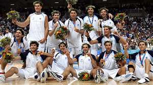 Los jugadores argentinos celebran con su corona de laurel, símbolo que se otorgó a los medallistas en Atenas, su oro ante EEUU